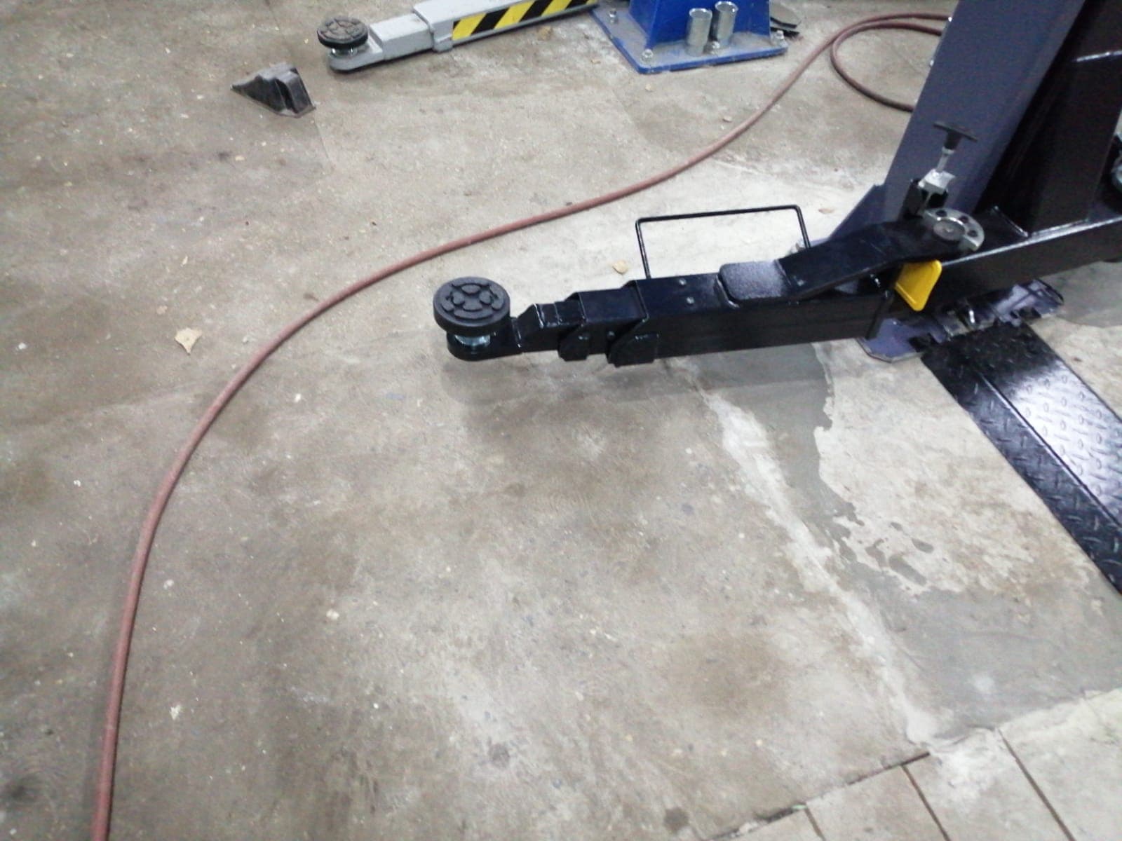 Подъемник автомобильный 4 тонны KraftWell KRW4SLM/220