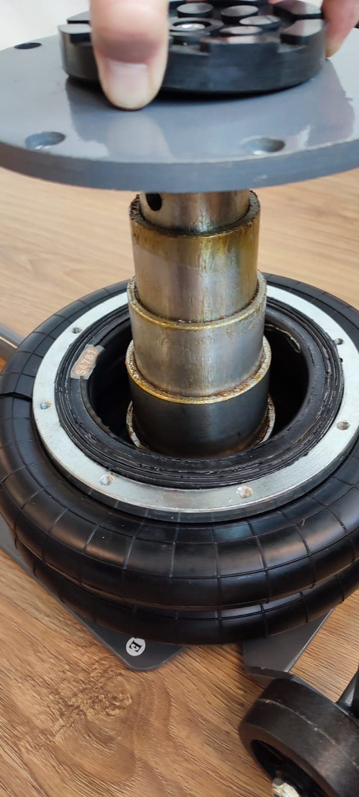 Домкрат пневматический подкатной KraftWell KRWPJ2L — 2 т, 125–280 мм