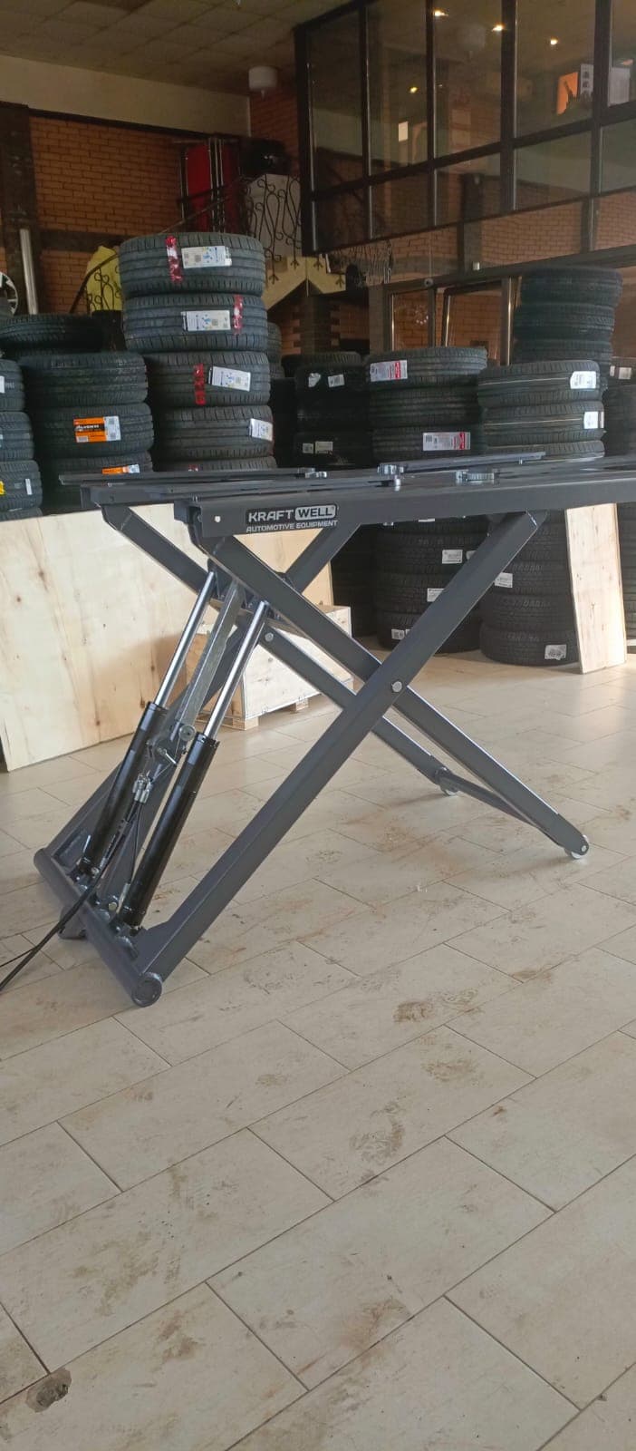 Подъемник ножничный г/п 2,7 т. мобильный KraftWell KRW2.7L/220