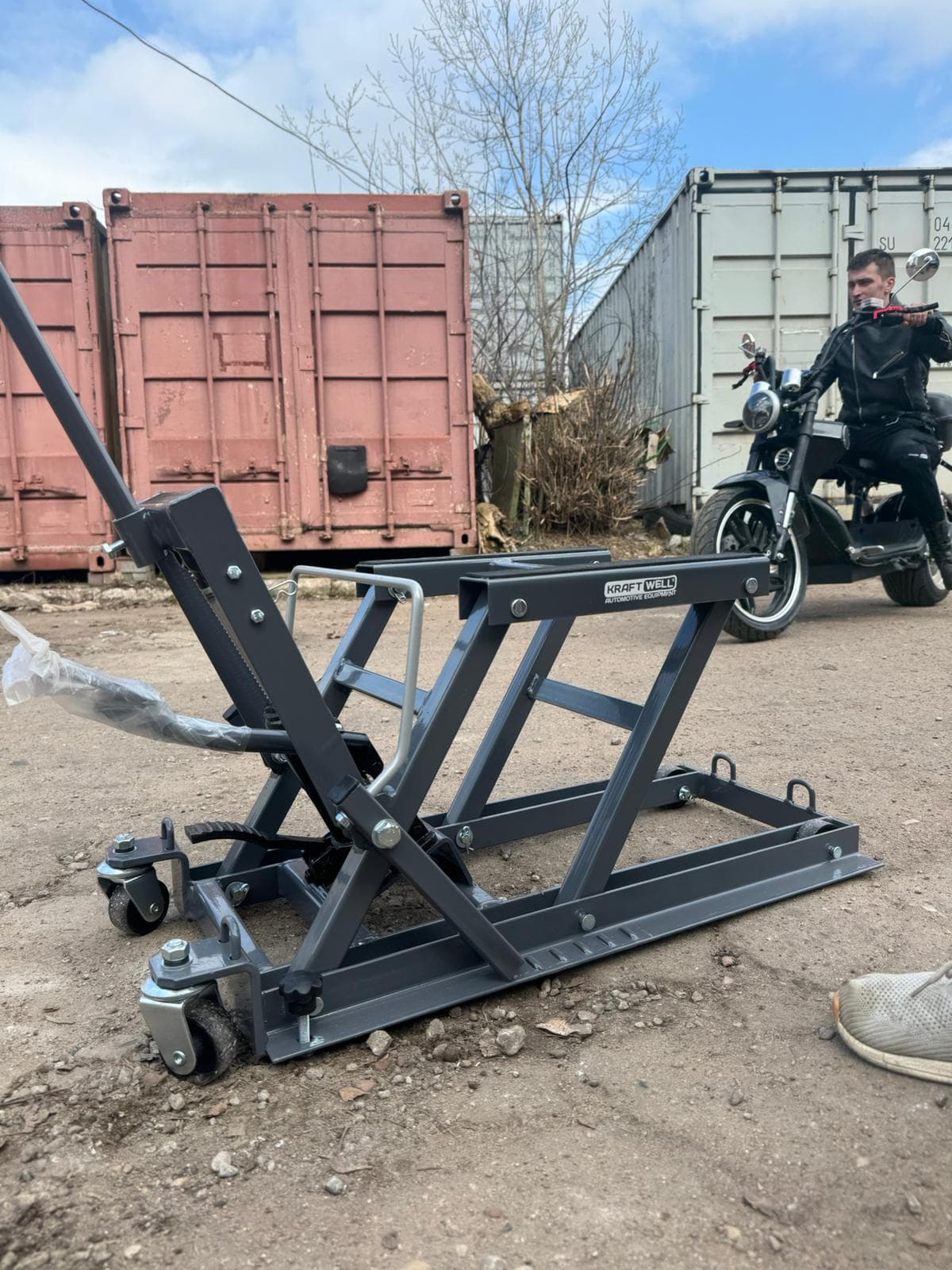 Домкрат для мотоциклов KraftWell KRWMJ5 — 680 кг, подъём до 400 мм