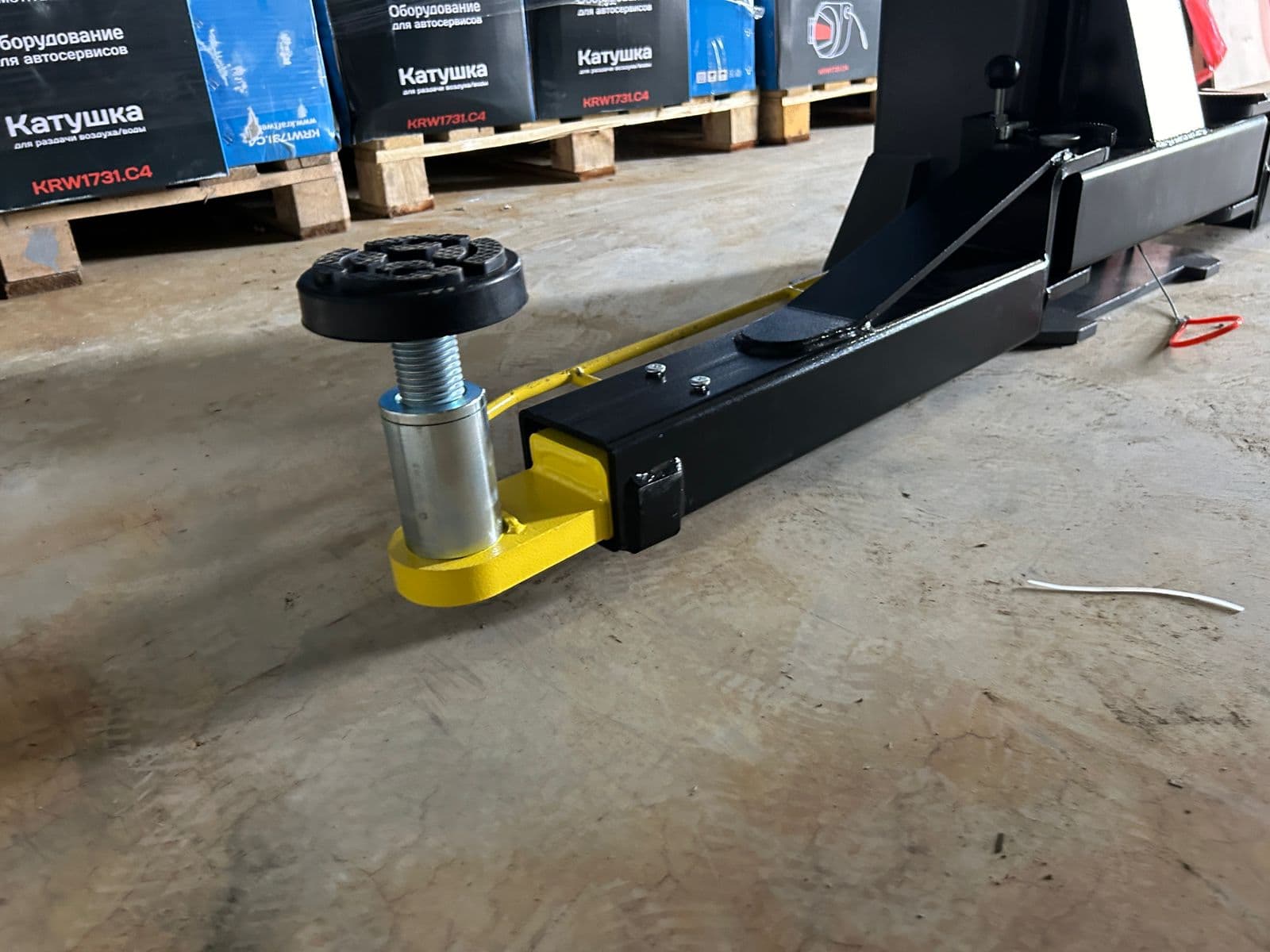 Подъемник двухстоечный с верхней синхронизацией г/п 4 т. KraftWell KRW4DLU