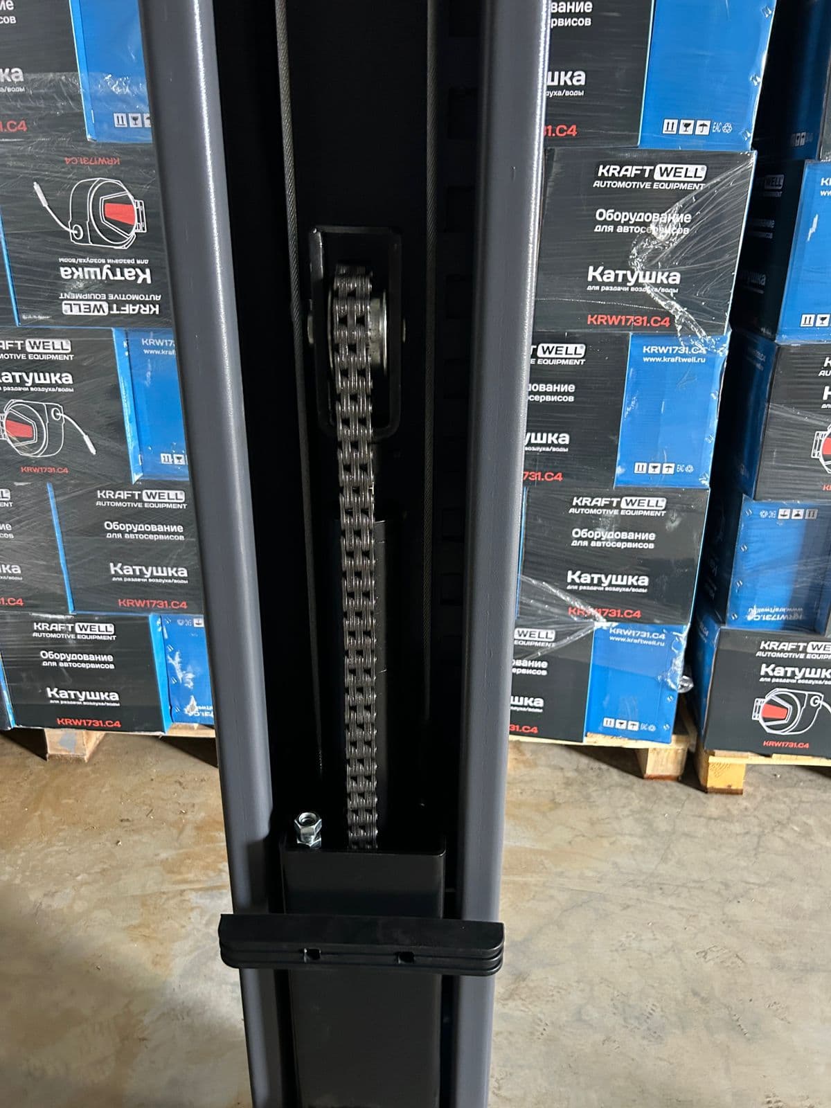 Подъемник двухстоечный с верхней синхронизацией г/п 4 т. KraftWell KRW4DLU