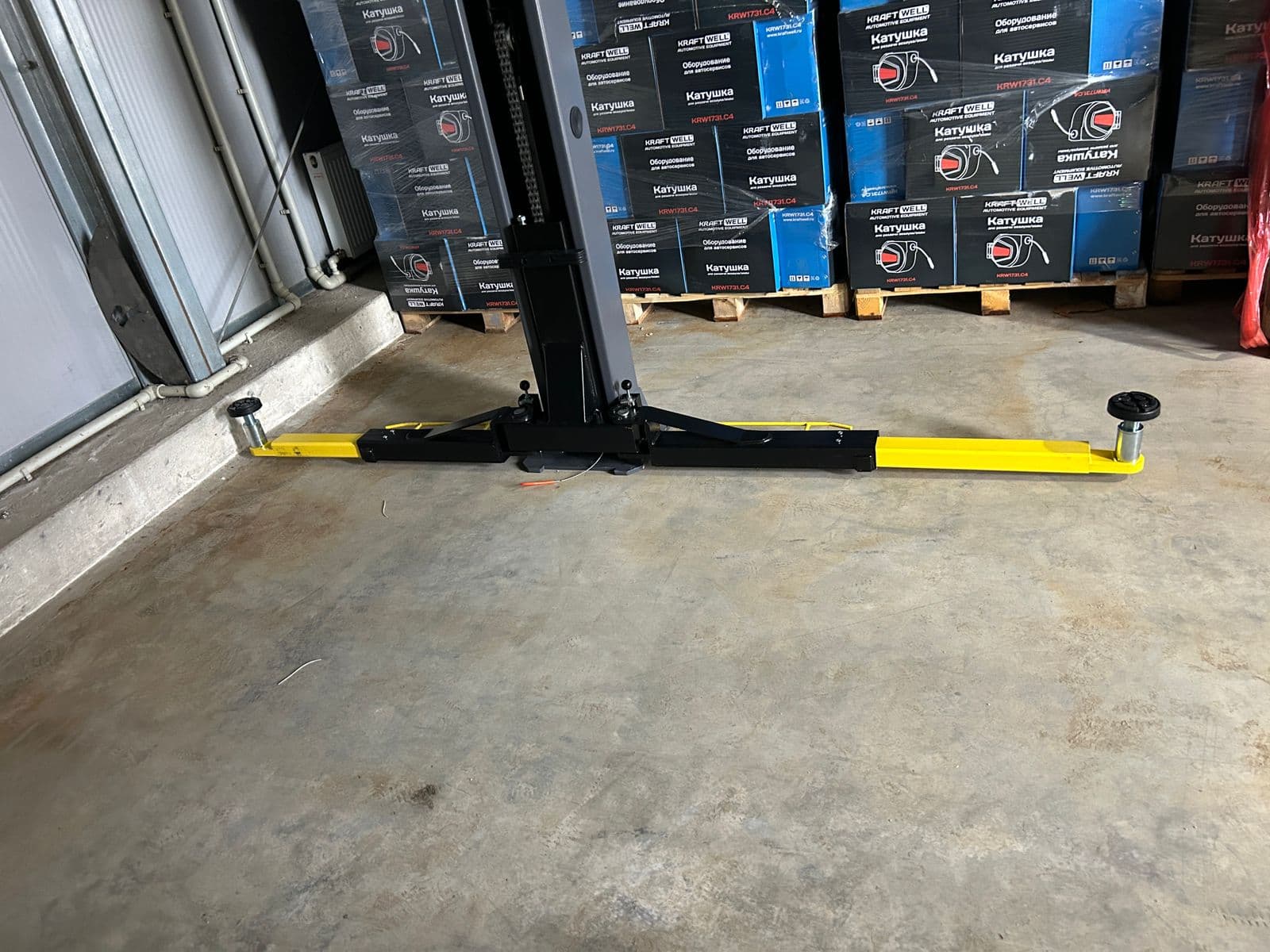 Подъемник двухстоечный с верхней синхронизацией г/п 4 т. KraftWell KRW4DLU