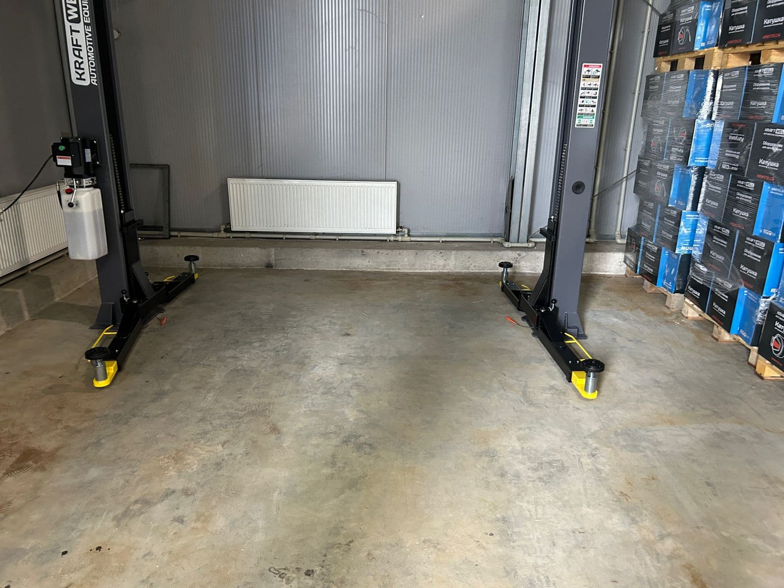 Подъемник двухстоечный с верхней синхронизацией г/п 4 т. KraftWell KRW4DLU