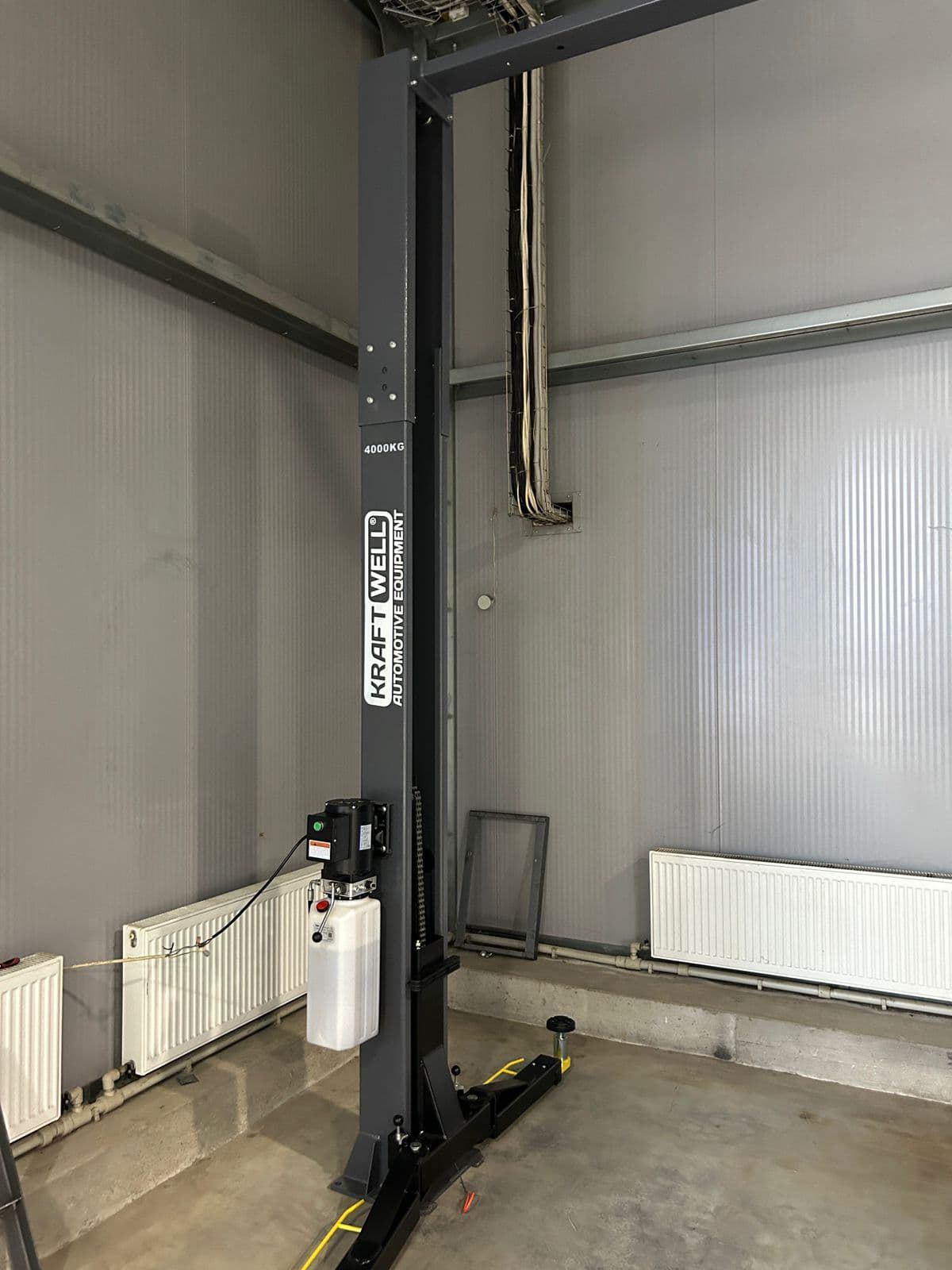 Подъемник двухстоечный с верхней синхронизацией г/п 4 т. KraftWell KRW4DLU