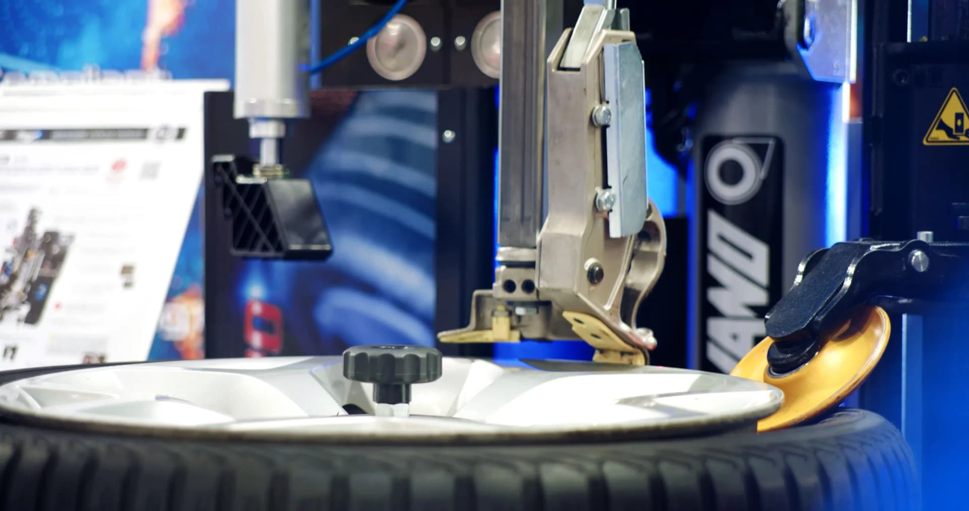 Giuliano T-REC Pro — вспомогательное устройство (третья рука) в рабочем положении