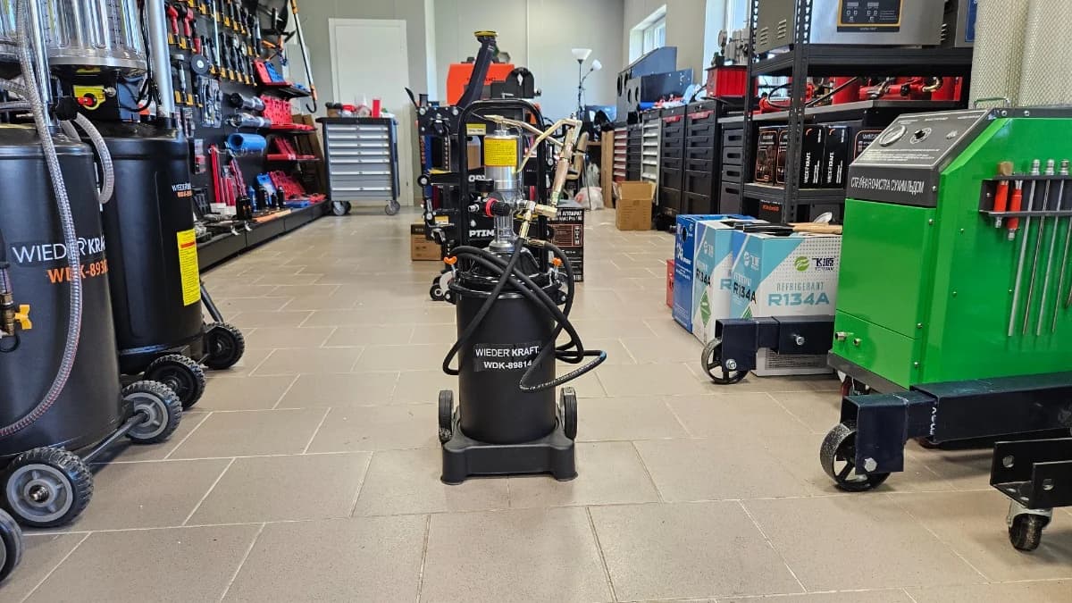 Солидолонагнетатель пневматический 13 кг 600 г/мин Wiederkraft WDK-89814