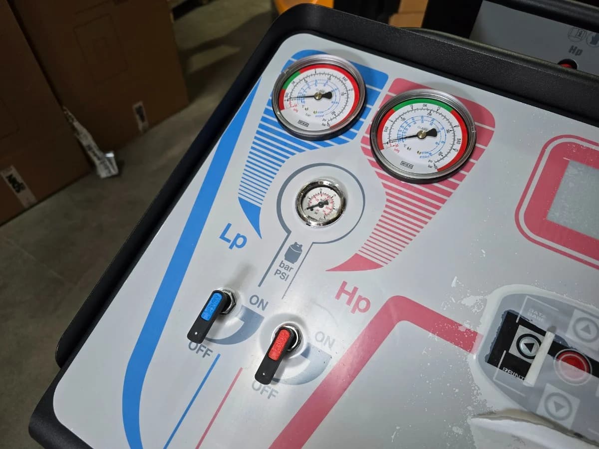 Автоматическая станция для заправки кондиционеров SPIN CLEVER ADVANCE BASIC, арт. 01.018.30 WB