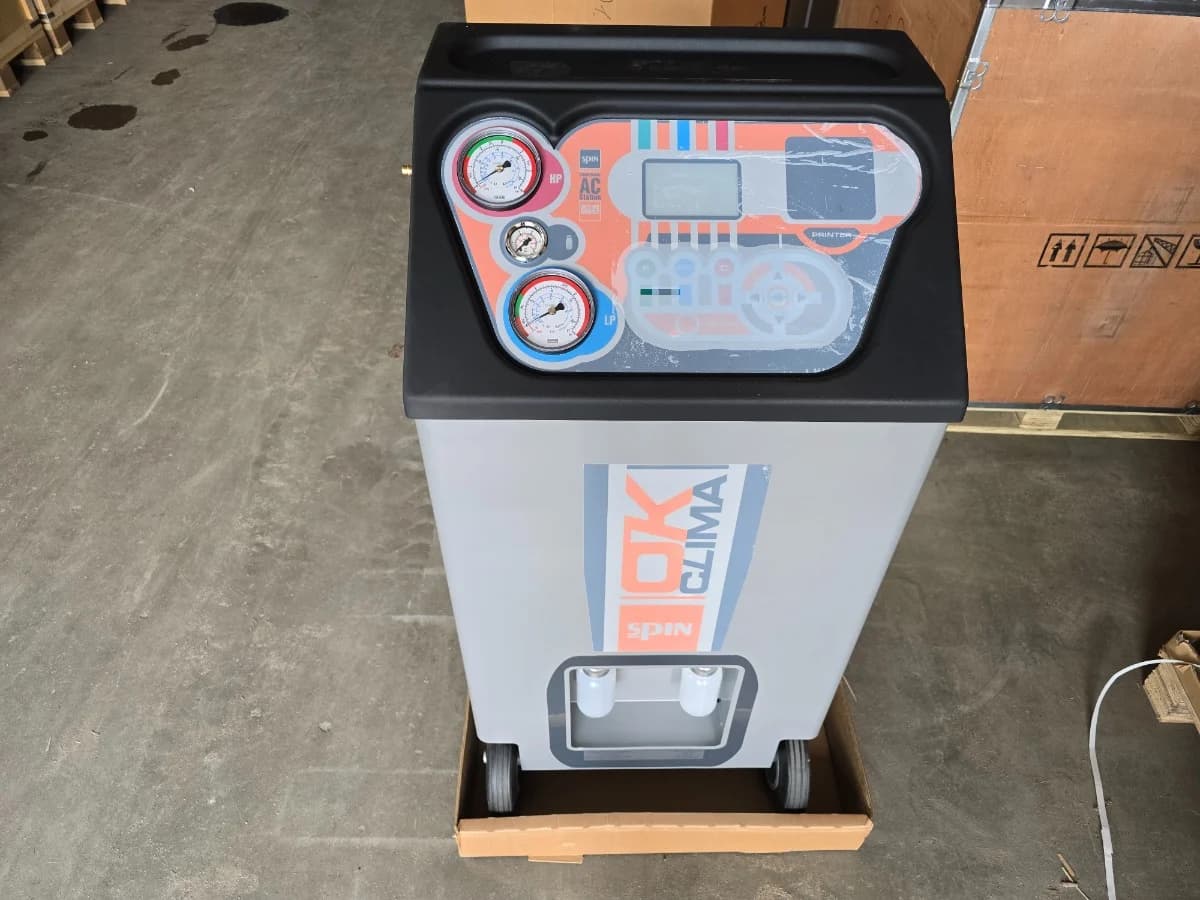 Станция SPIN OK CLIMA ADVANCE BASIC — подключение шлангов к автомобилю