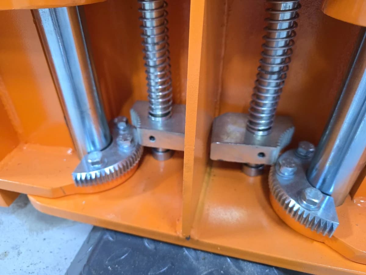 Подъёмник двухстоечный 5 тонн 380 В Wiederkraft WDK-524N