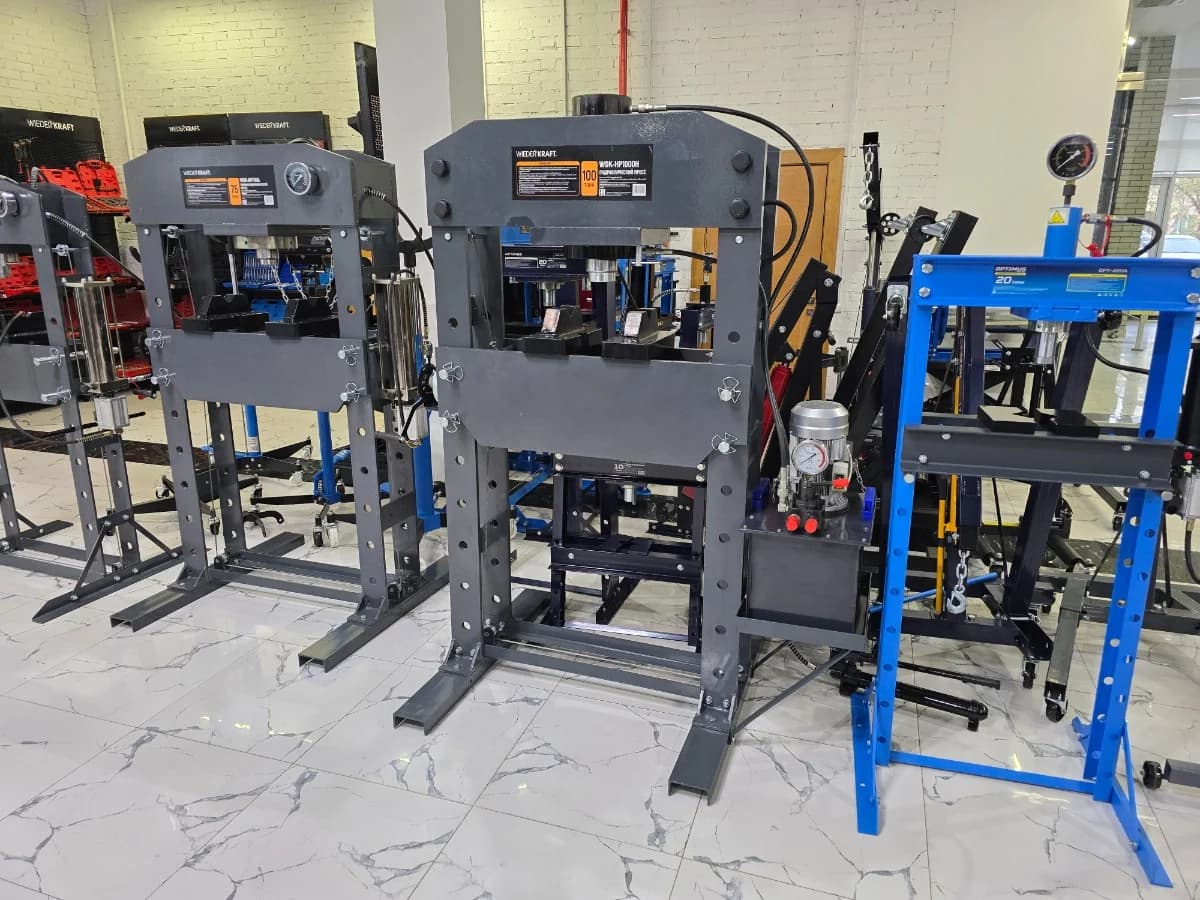 WDK-HP1000A Пневмогидравлический пресс 100 т, рабочий диапазон 0-900 мм