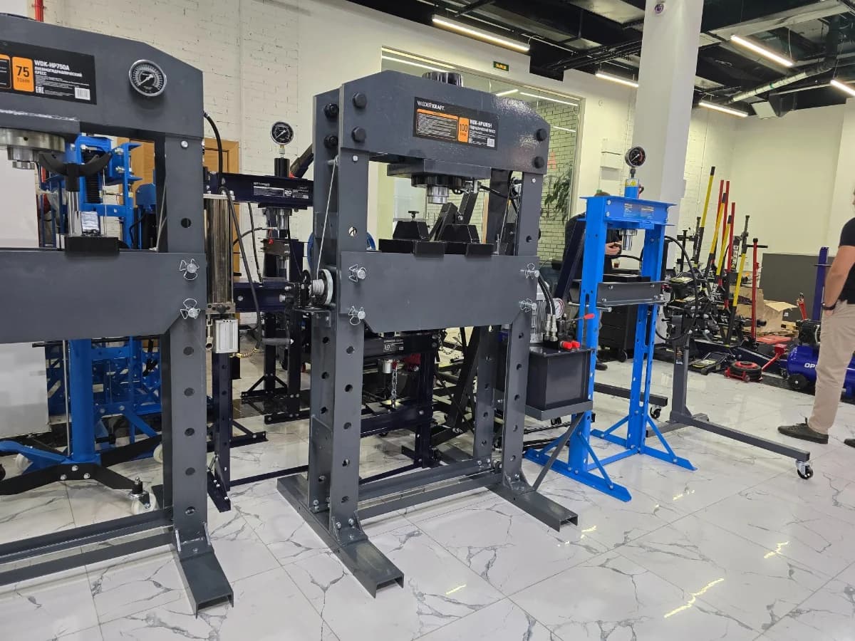 WDK-HP1000A Пневмогидравлический пресс 100 т, рабочий диапазон 0-900 мм