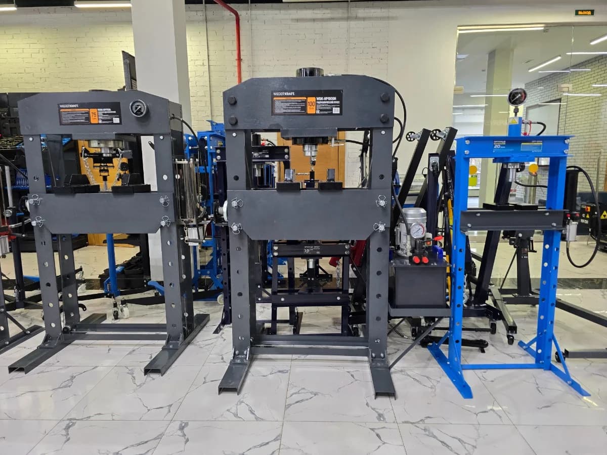 WDK-HP1000A Пневмогидравлический пресс 100 т, рабочий диапазон 0-900 мм