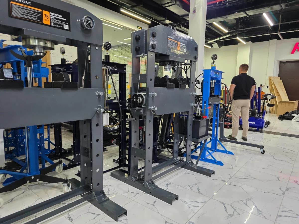 WDK-HP1000A Пневмогидравлический пресс 100 т, рабочий диапазон 0-900 мм