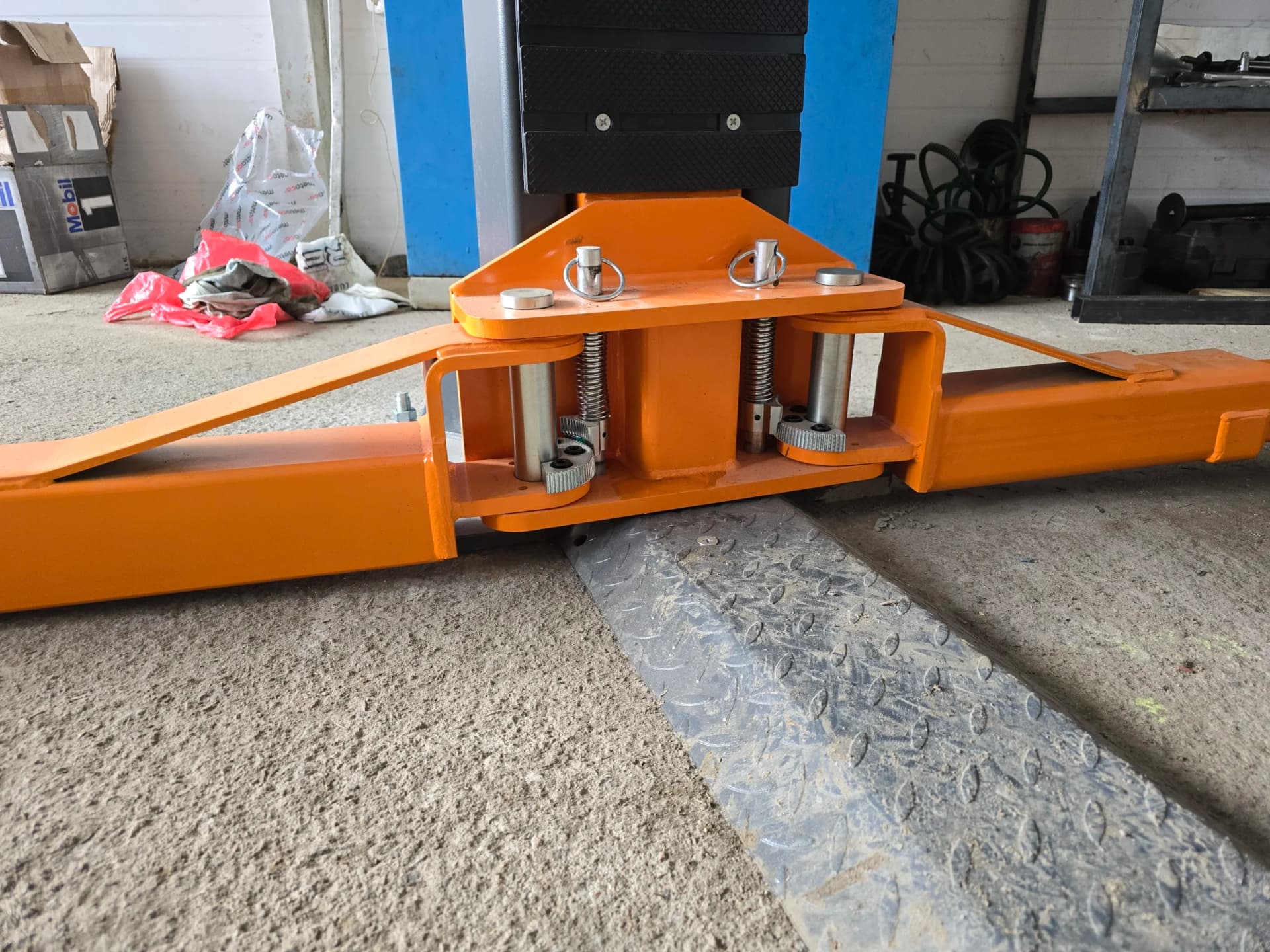 Двухстоечный подъёмник 4 тонны с разблокировкой рычагом Wiederkraft WDK-522/380