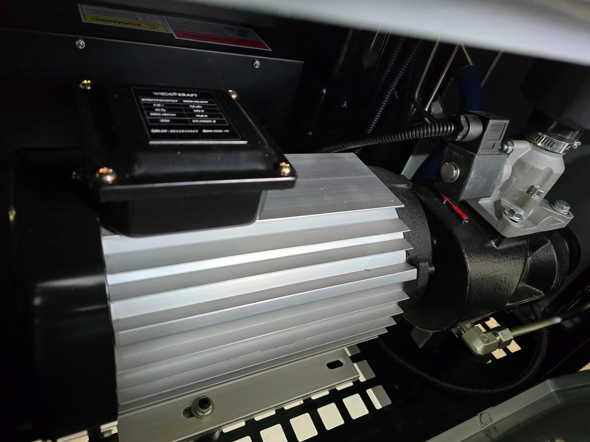 Винтовой компрессор 1000 л/мин, 10 бар, 7,5 кВт Wiederkraft WDK-SG7510