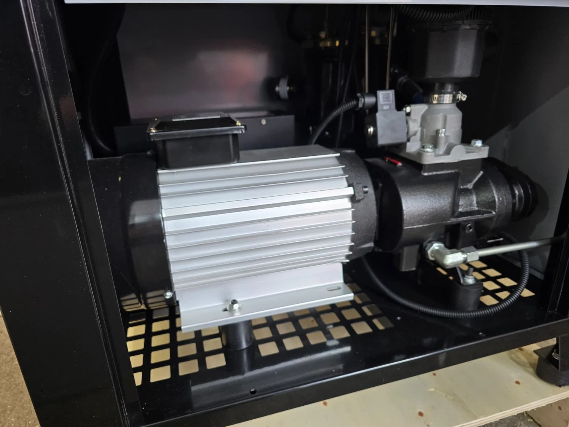 Винтовой компрессор 1000 л/мин, 10 бар, 7,5 кВт Wiederkraft WDK-SG7510