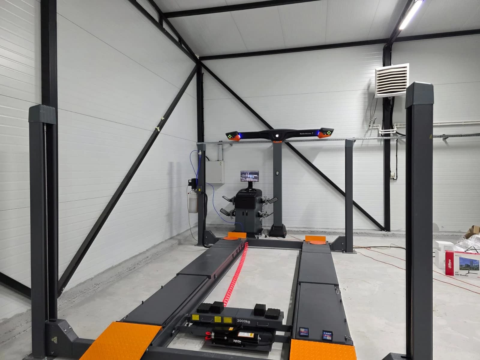 Четырёхстоечный подъёмник для сход-развала 5,5 т с траверсой Wiederkraft WDK-550