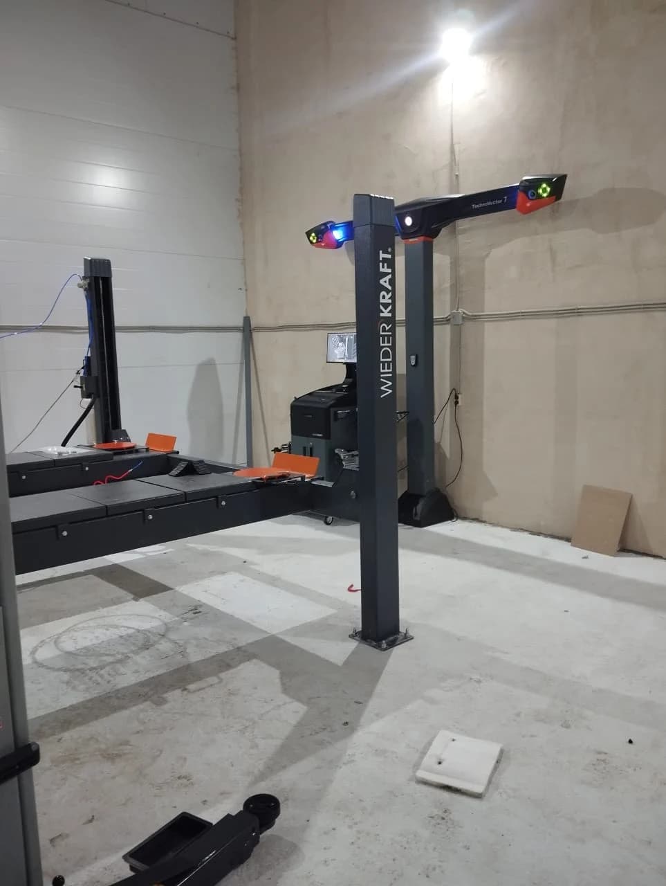 Четырёхстоечный подъёмник для сход-развала 5,5 т с траверсой Wiederkraft WDK-550