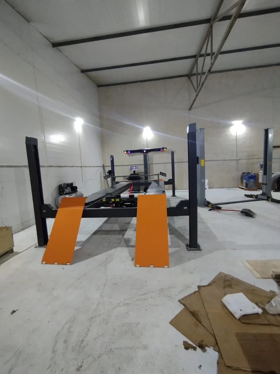 Четырёхстоечный подъёмник для сход-развала 5,5 т с траверсой Wiederkraft WDK-550