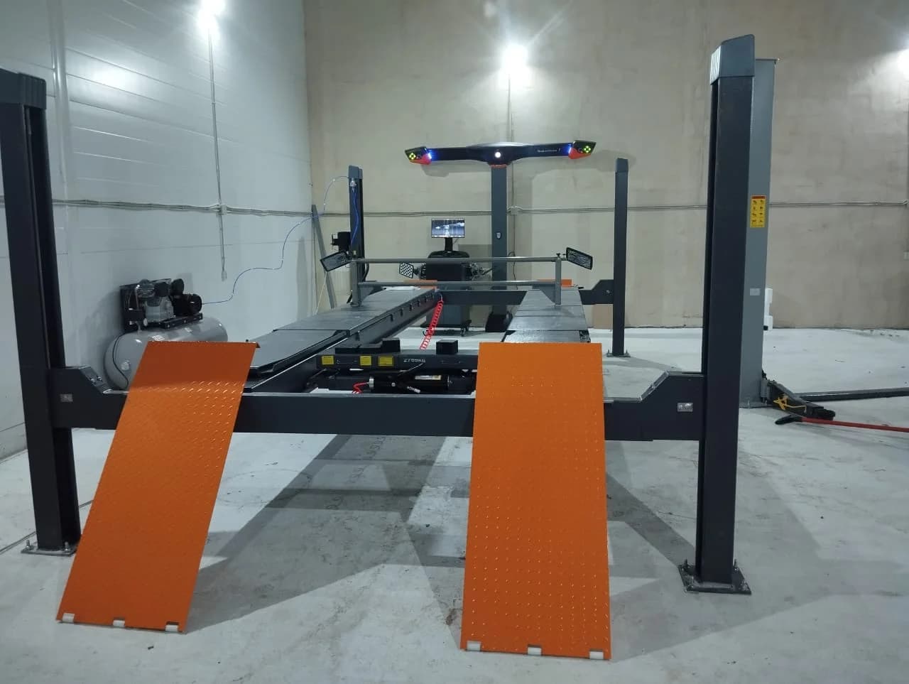 Четырёхстоечный подъёмник для сход-развала 5,5 т с траверсой Wiederkraft WDK-550