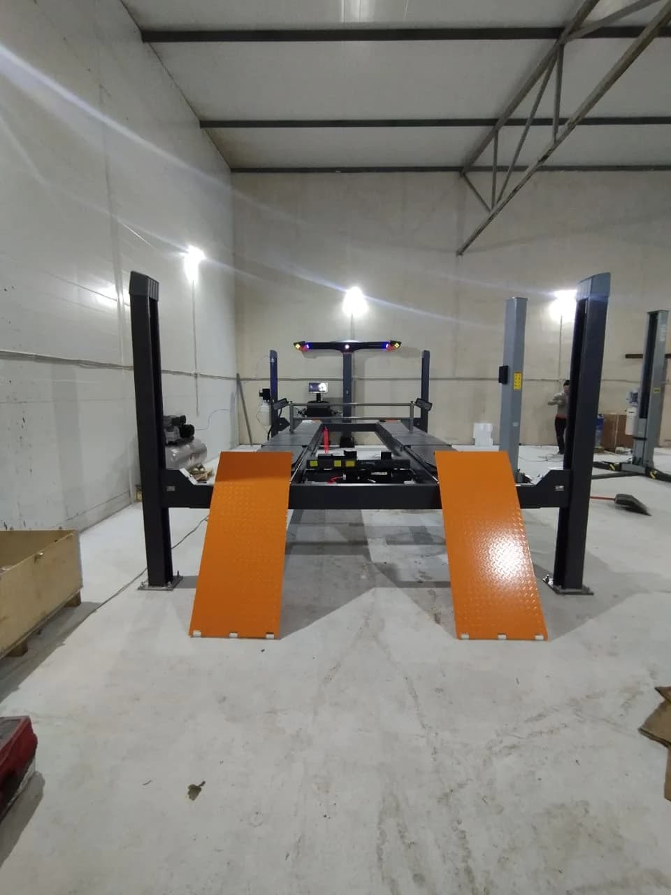 Четырёхстоечный подъёмник для сход-развала 5,5 т с траверсой Wiederkraft WDK-550