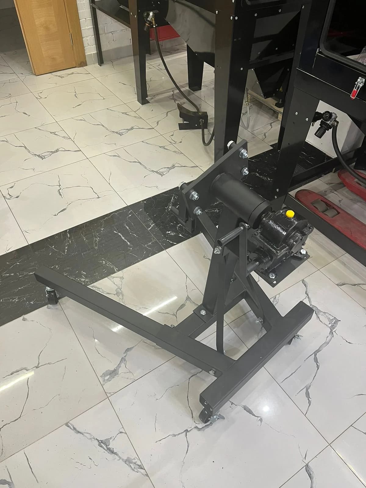 Кантователь двигателя WDK-82685 — регулируемые кронштейны