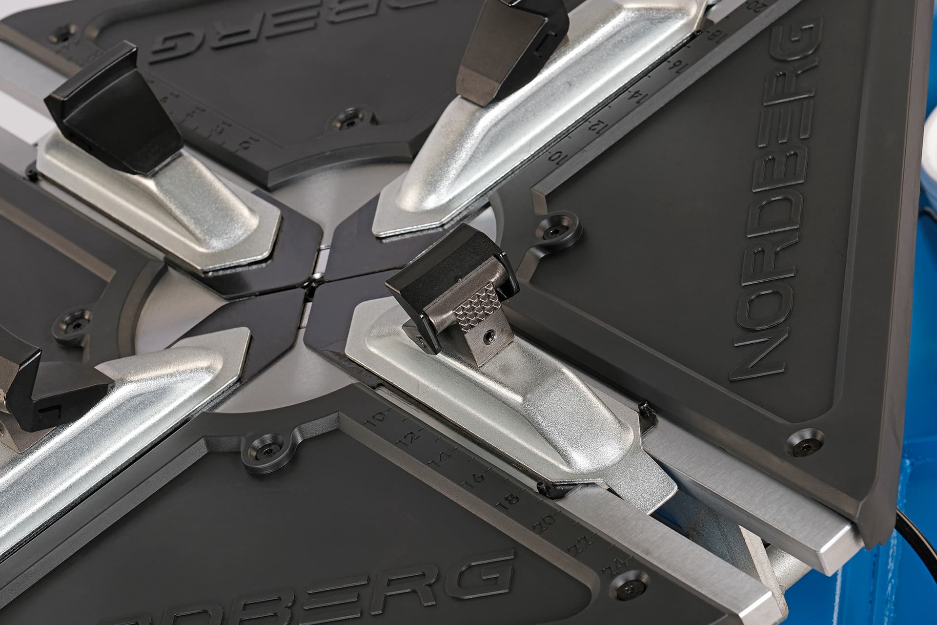 NORDBERG 4642(B) — шильдик с техническими характеристиками