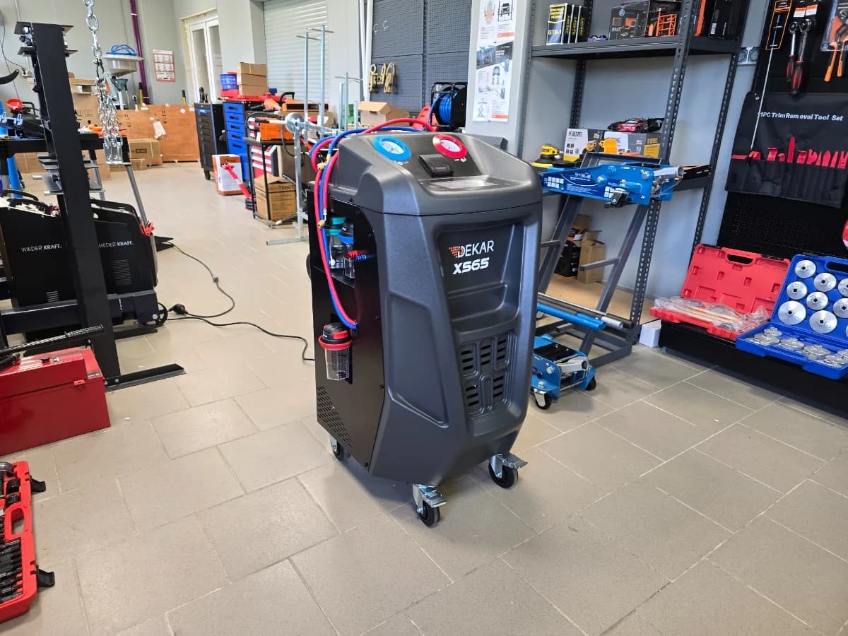 Установка для заправки кондиционеров Dekar — вид сбоку