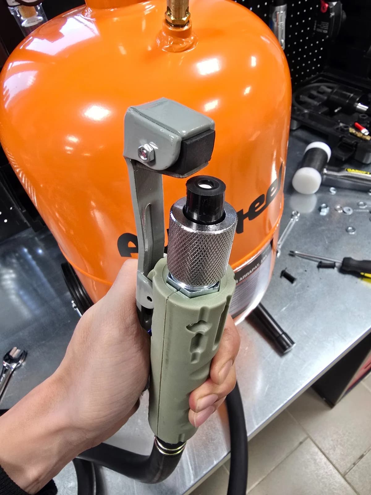 Пескоструйный аппарат напорный 19 л 600 л/мин AV Steel AV-955019