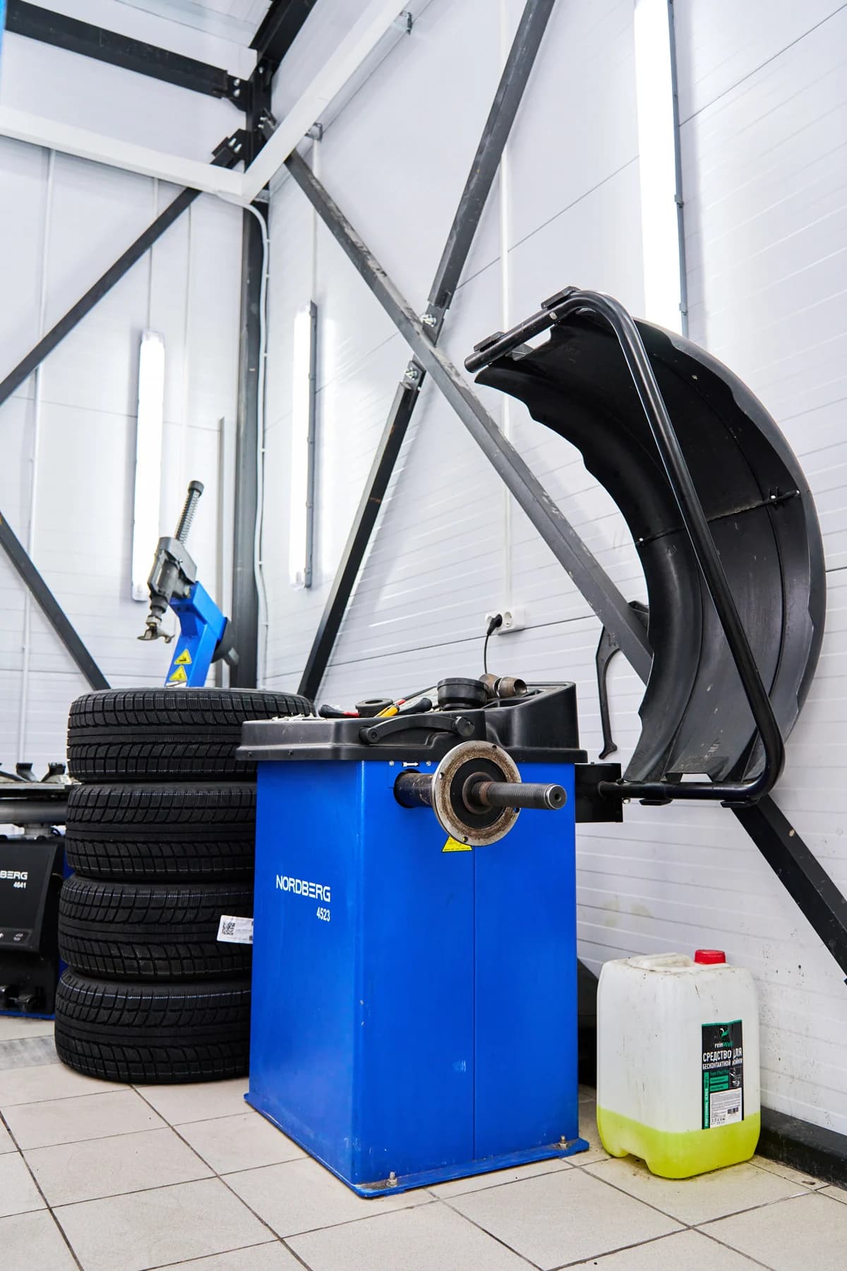 NORDBERG 4523 — вид сзади, электрическое подключение 220 В