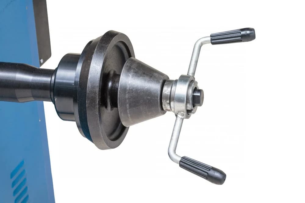 Балансировочный станок 45TRKE для грузовых машин — вид в три четверти