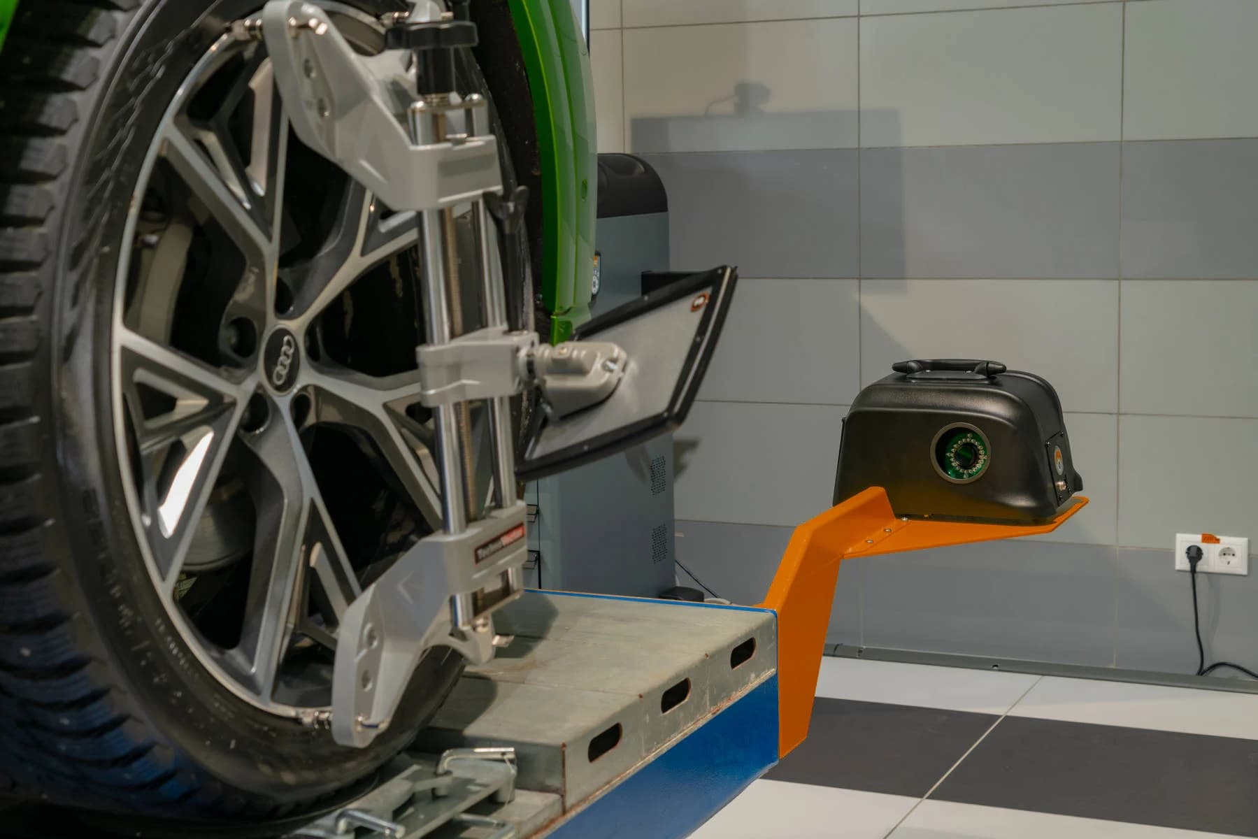 Стенд сход-развал 3D ТехноВектор 7202 MC — мобильный, 2 камеры, стойка Light