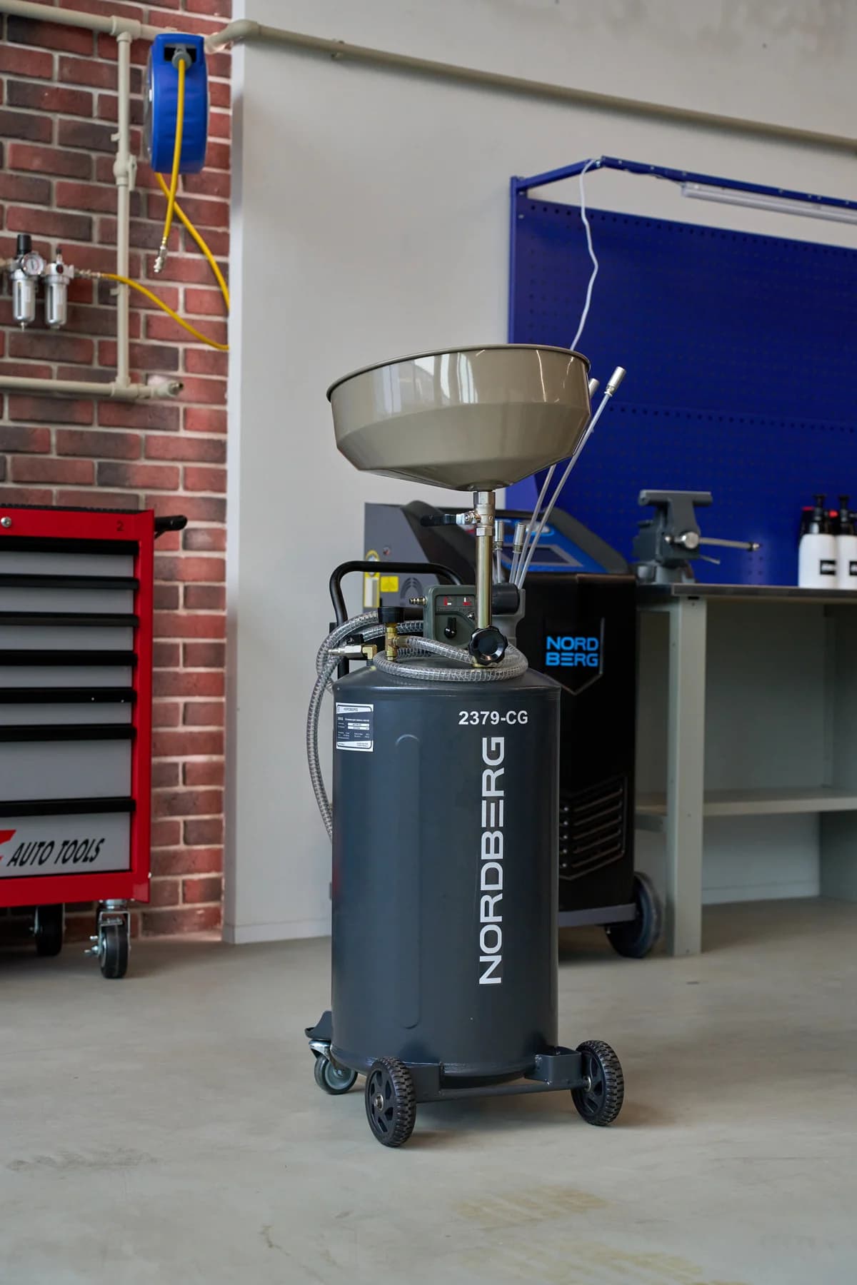 Установка для сбора масла Nordberg 2379-CG — пневматическая, 65 л, воронка 16 л