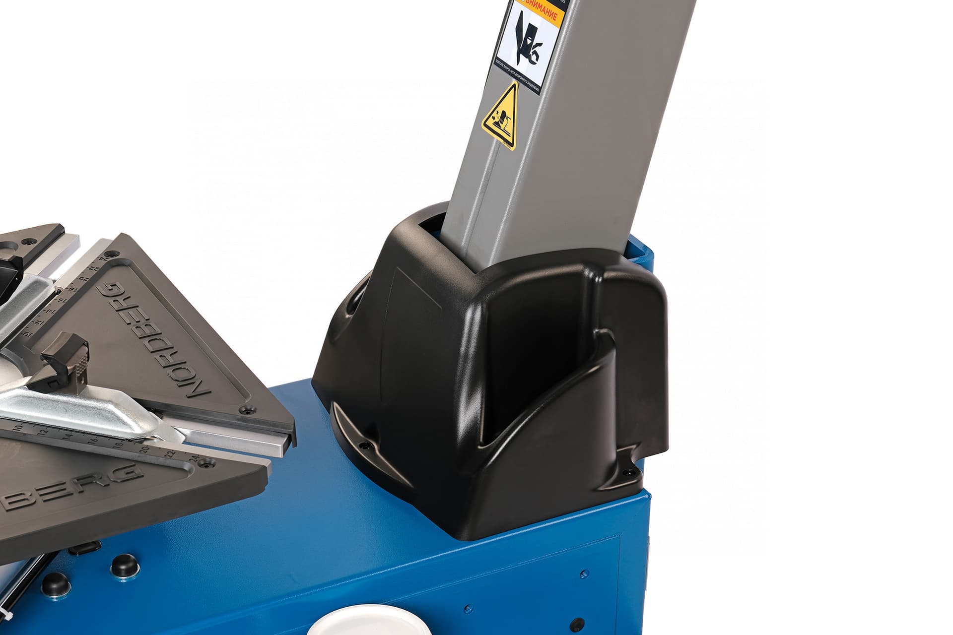 Шиномонтажный станок NORDBERG 4642(B) — вид в рабочем положении с колесом