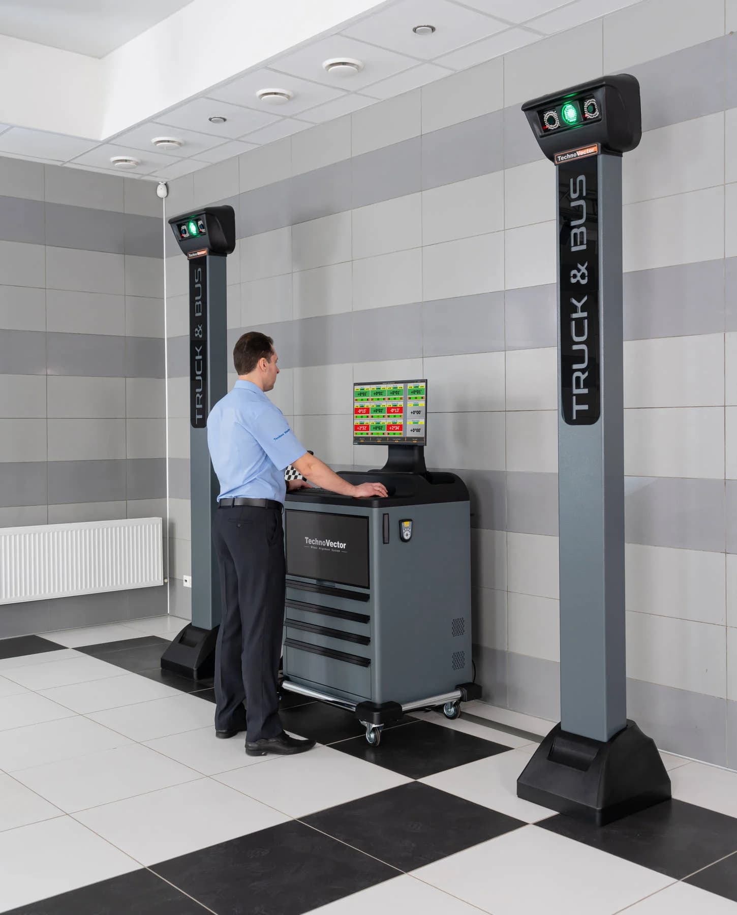 Стенд сход-развал грузовой ТехноВектор 7 Truck 7204 HTS6 — стационарный, 6 осей