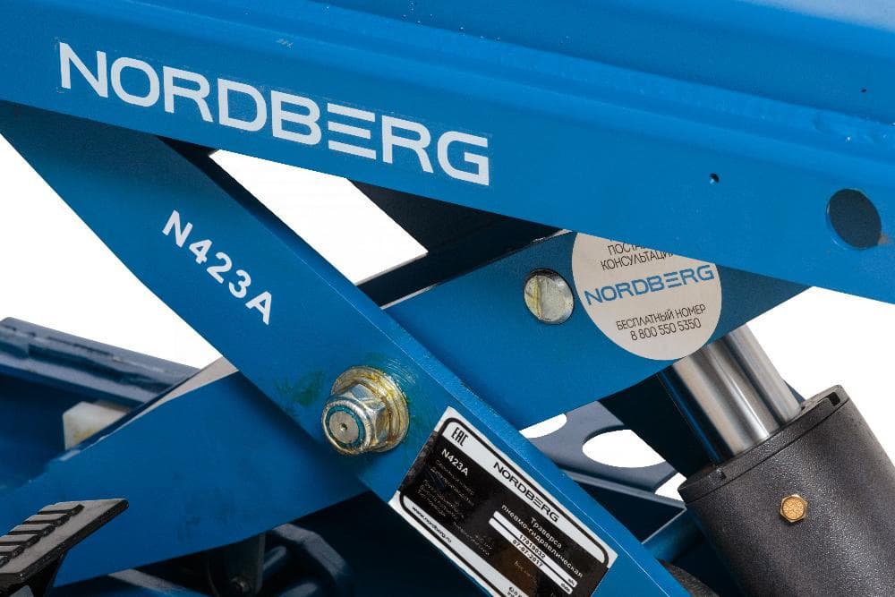 Траверса пневмогидравлическая синяя — в рабочем положении