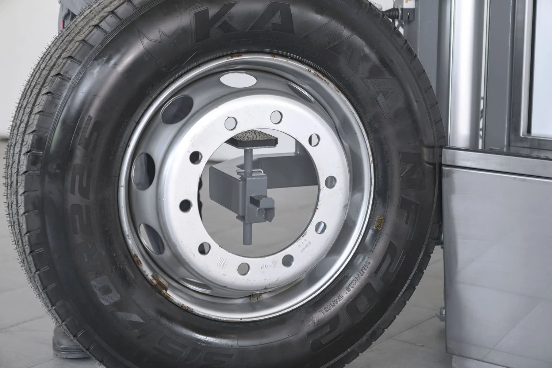 Мойка колёс ТОРНАДО Truck — грузовая, без нагрева, пневмолифт