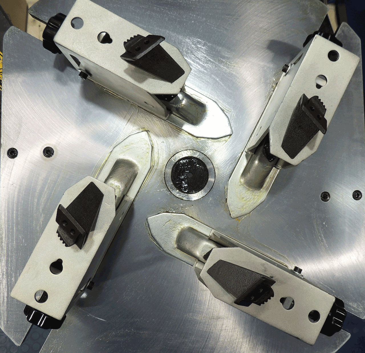 Адаптер Nordberg X002162 в рабочем положении на станке