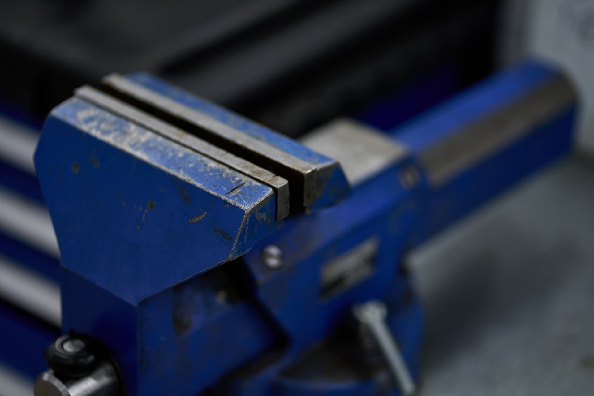 Крупный план губок и винта тисков NT180