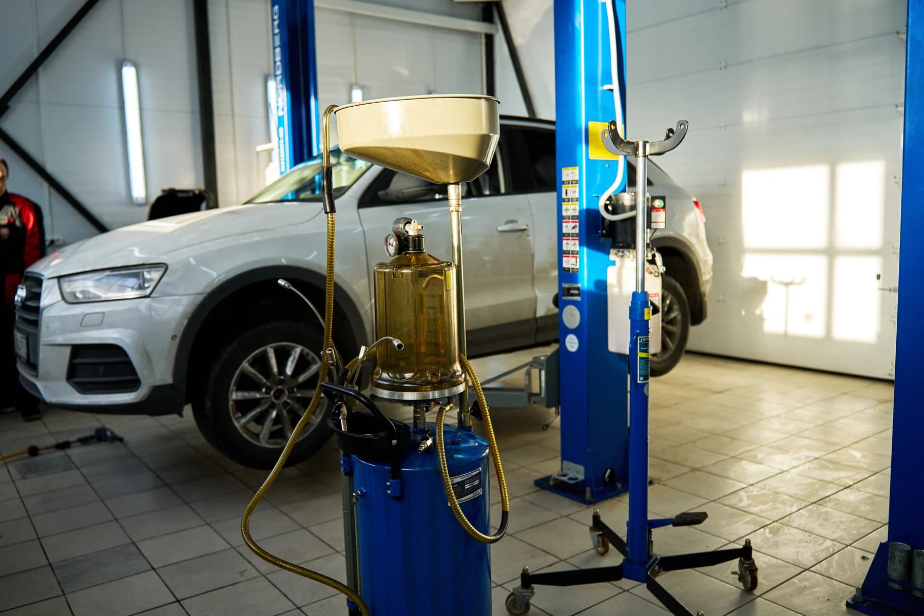 Установка для сбора масла Nordberg 2379B — пневматическая, 65 л, синяя, с осмотровой колбой