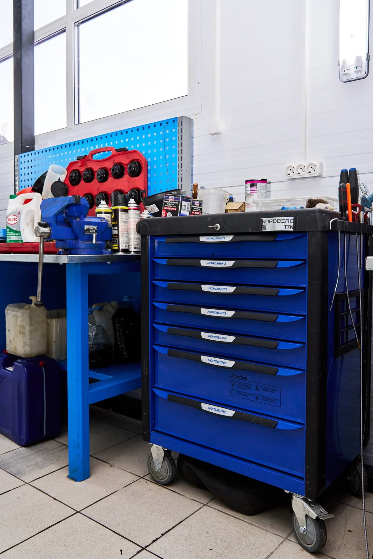 Тележка NORDBERG T6N — 6 ящиков нагрузка 350 кг замок в каждом ящике синяя 800×470×980 мм