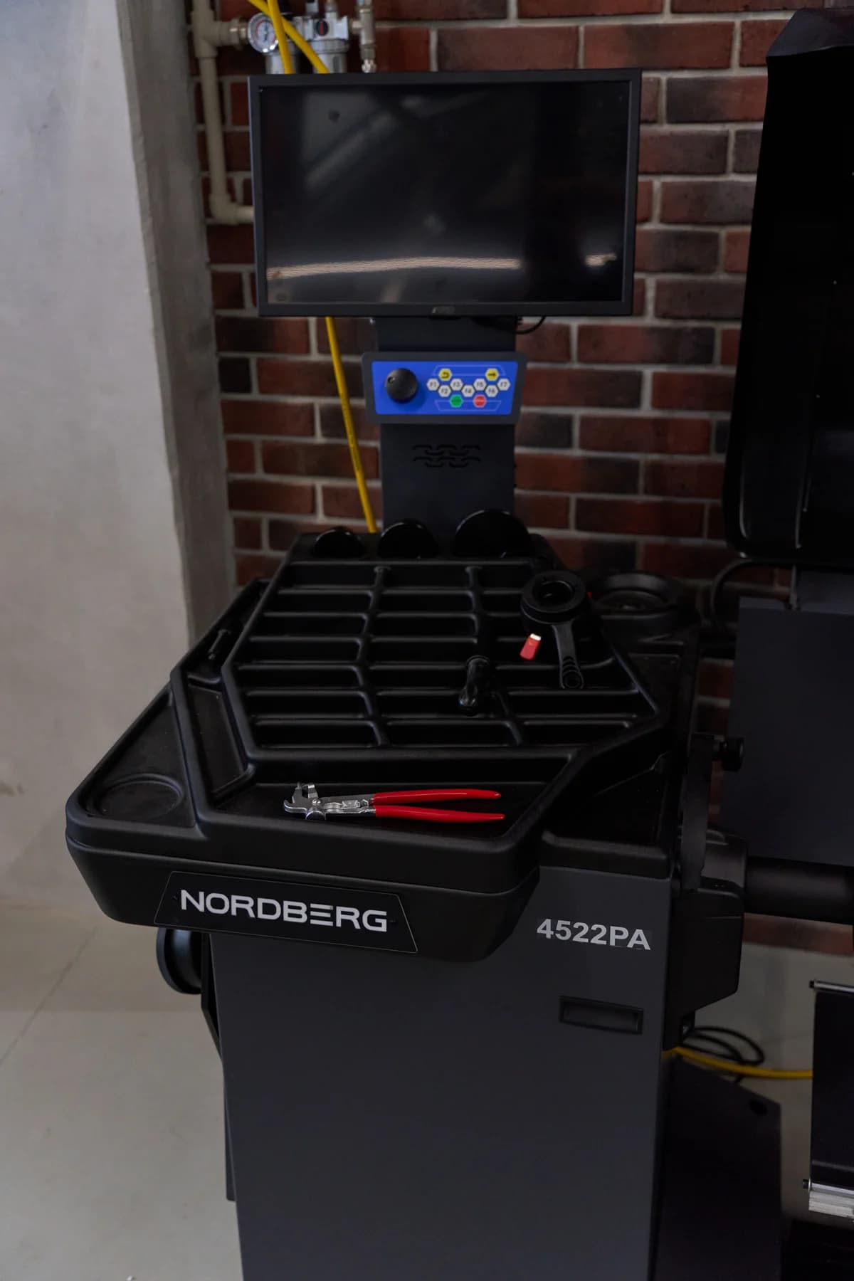 Балансировочный станок NORDBERG 4522PA — вид спереди