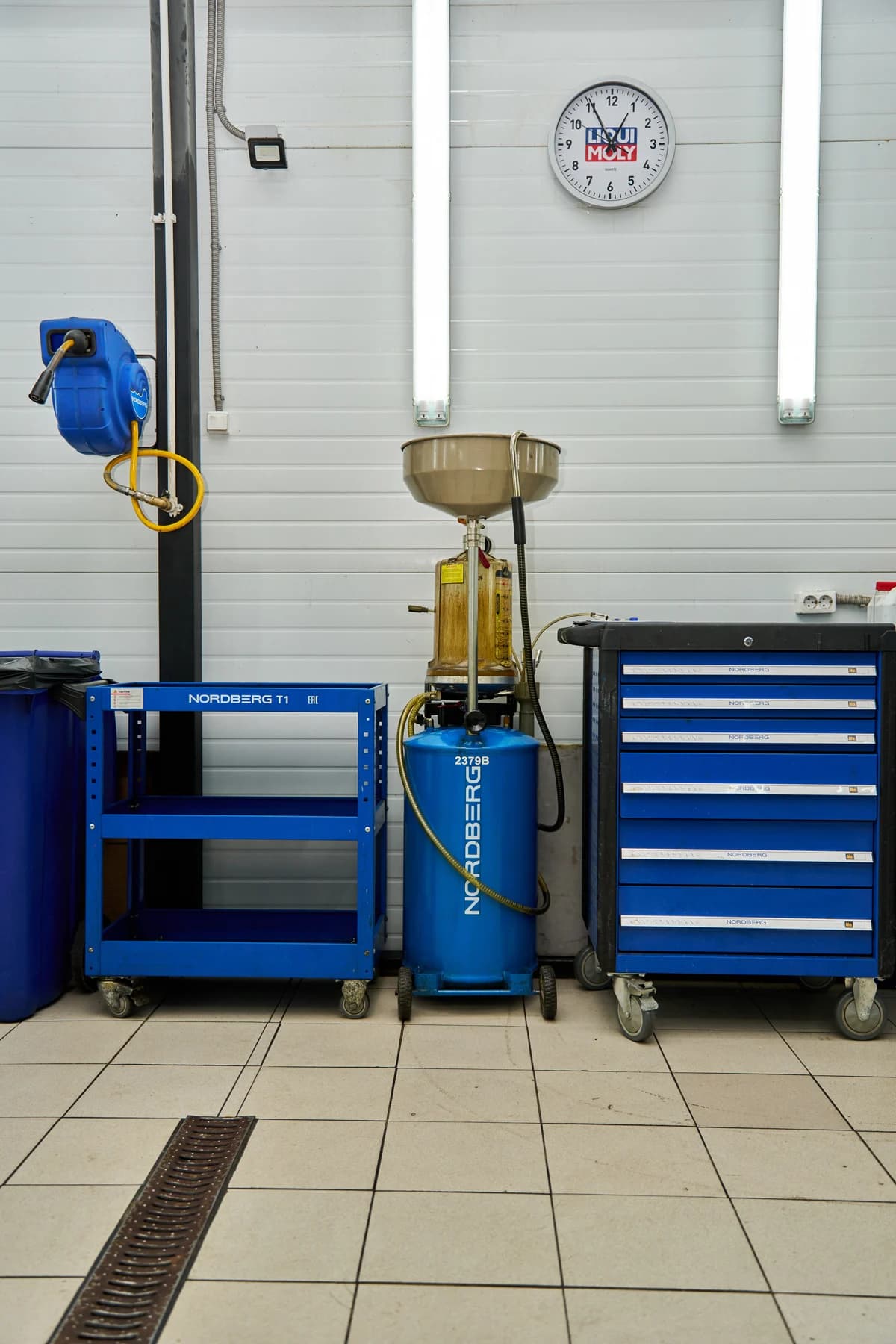 Установка для сбора масла Nordberg 2379B — пневматическая, 65 л, синяя, с осмотровой колбой
