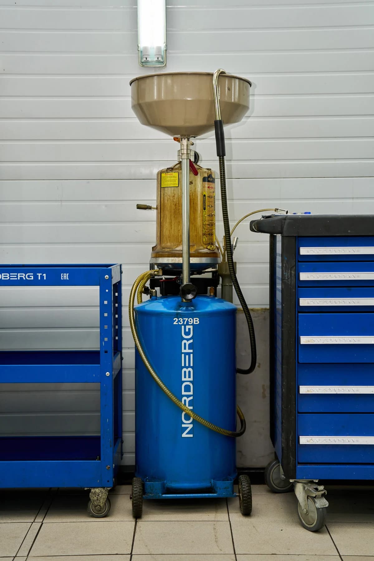 Установка для сбора масла Nordberg 2379B — пневматическая, 65 л, синяя, с осмотровой колбой
