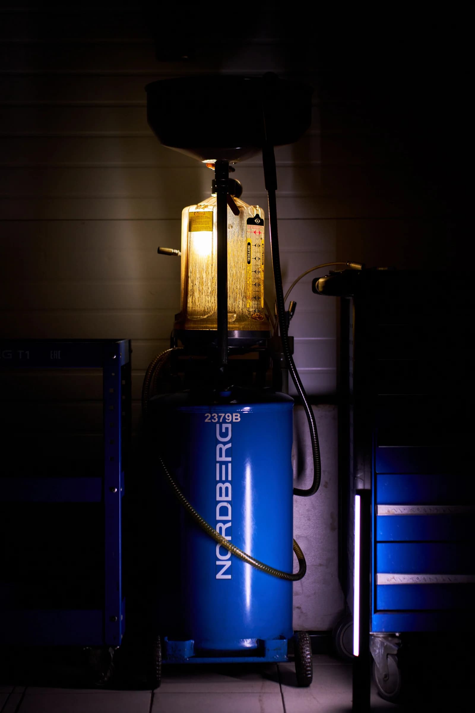 Установка для сбора масла Nordberg 2379B — пневматическая, 65 л, синяя, с осмотровой колбой