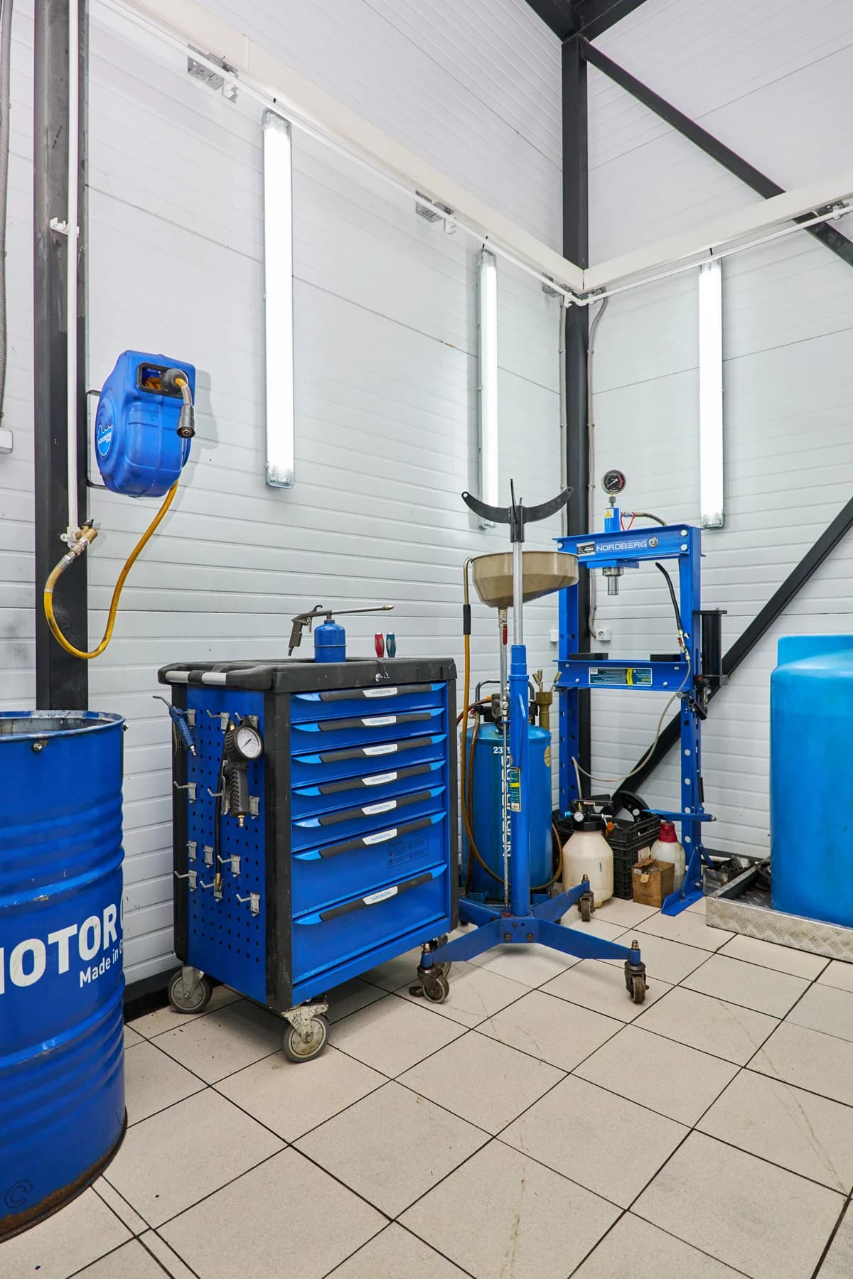 Тележка NORDBERG T6N — 6 ящиков нагрузка 350 кг замок в каждом ящике синяя 800×470×980 мм