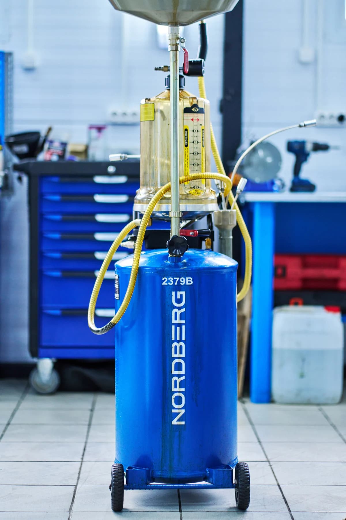 Установка для сбора масла Nordberg 2379B — пневматическая, 65 л, синяя, с осмотровой колбой