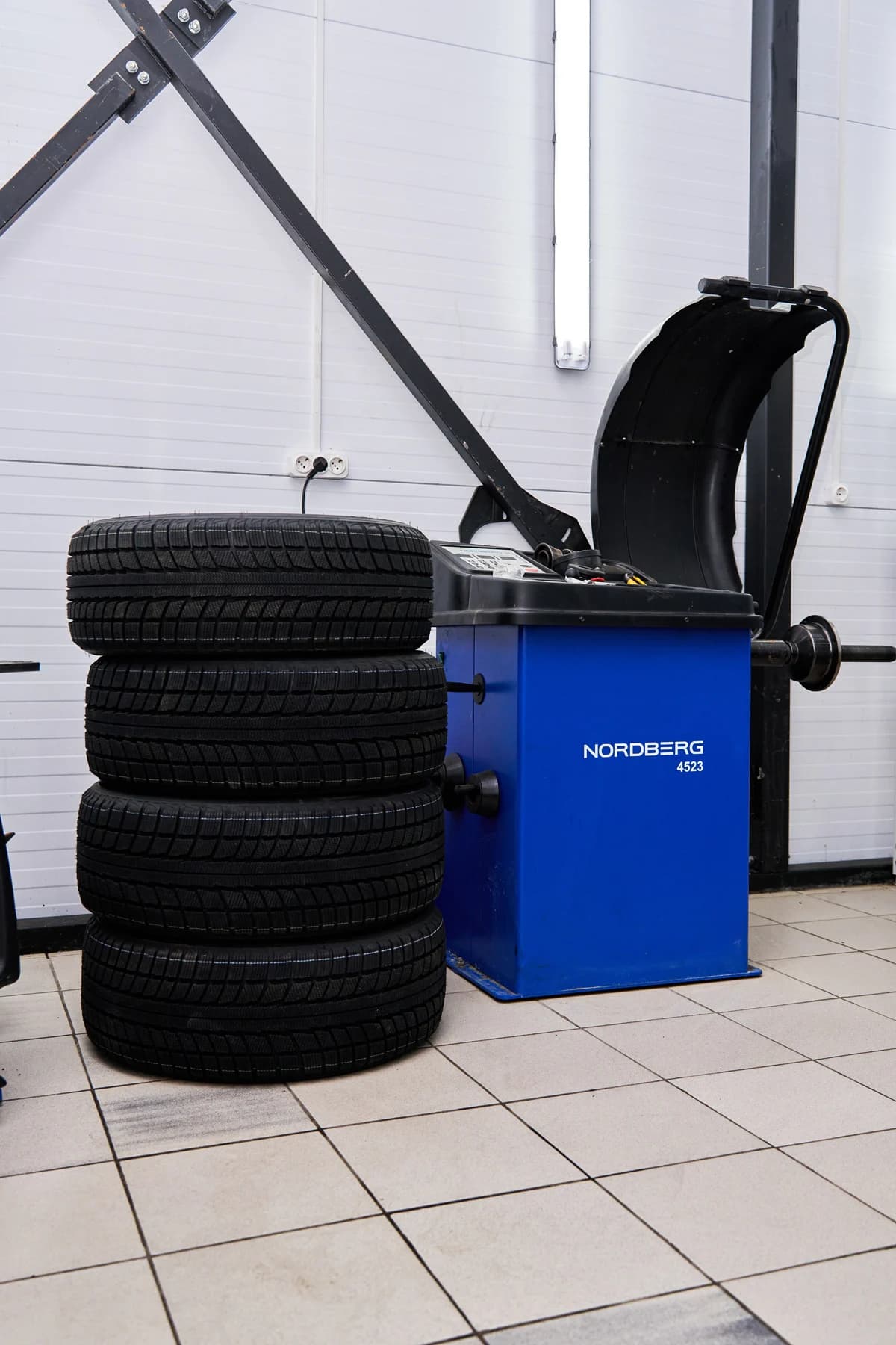 NORDBERG 4523 — установка самоклеящегося груза на литой диск