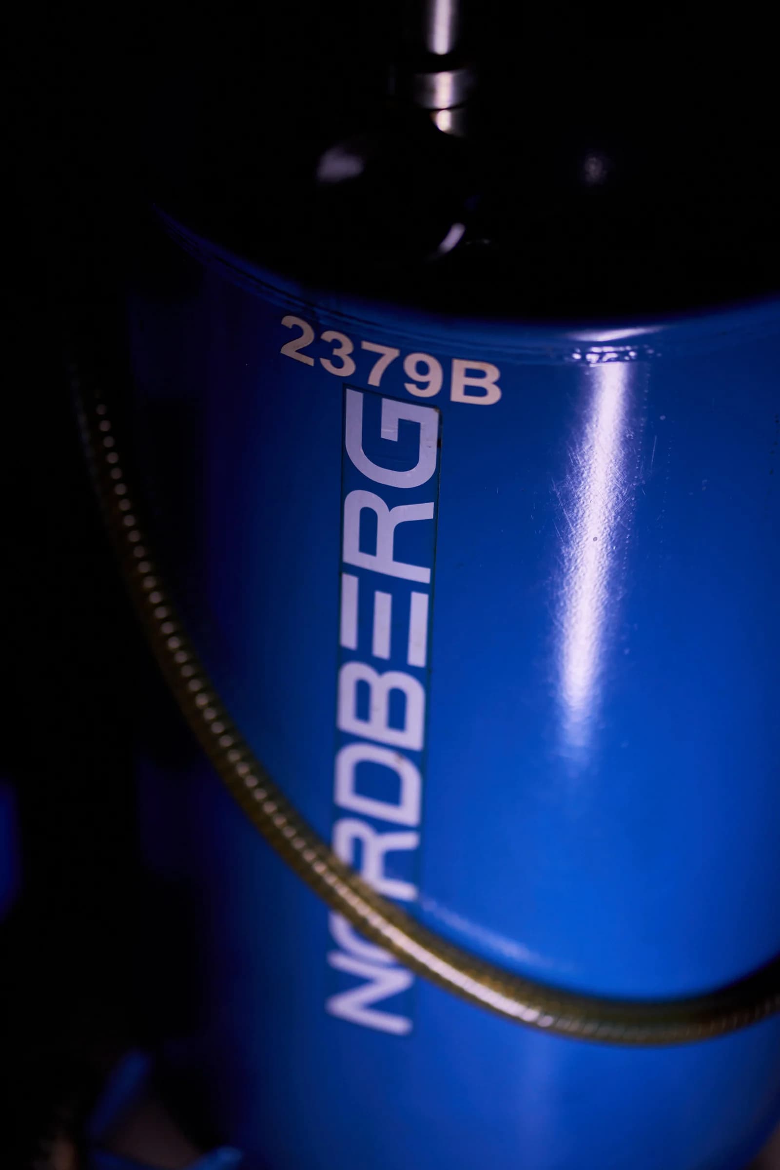 Установка для сбора масла Nordberg 2379B — пневматическая, 65 л, синяя, с осмотровой колбой